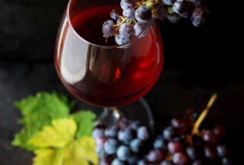 Rotwein mit Weintraube