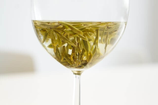 Wein mit Blättern drin - ein veganer Weißwein?