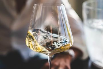 Weißwein wird in einem Glas geschwenkt